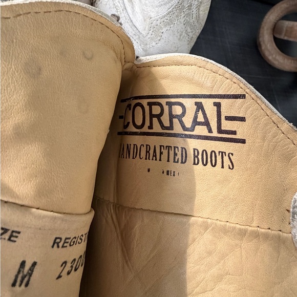 Corral White Floral Overlay Ankle Boot Size 9 - Picture 6 of 12